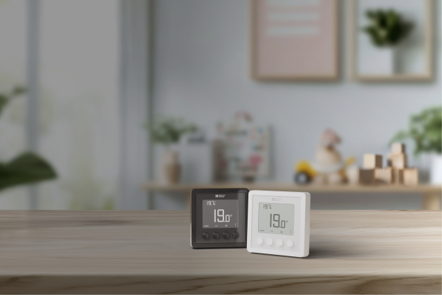 deux boîtiers d'ambiance posés en ambiance : tybox control black et tybox control white