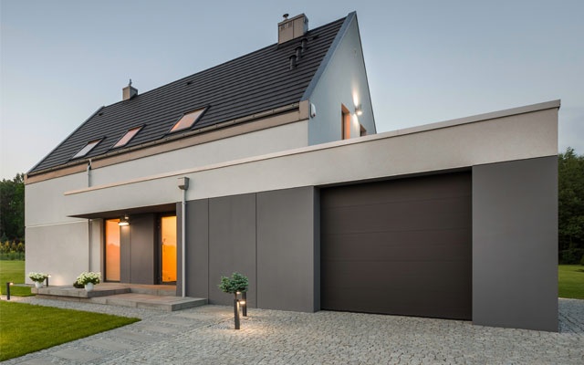 Discover 4 good reasons to have a connected garage door.